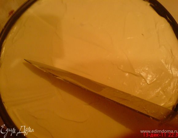 Собираем торт в форме. Кладем один корж. В половину крема добавляем весь миндаль и выкладываем на корж. Накрываем вторым коржом. Выкладываем остальной крем и выравниваем его ножом. Отправляем торт на ночь в холодильник.