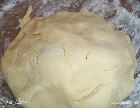 яйца растереть с сахаром и ванилином, добавить зазмягченный маргарин или масло. Затем муку смешать с содой, а затем смешать с маслянной массой. Замесить крутое тесто.