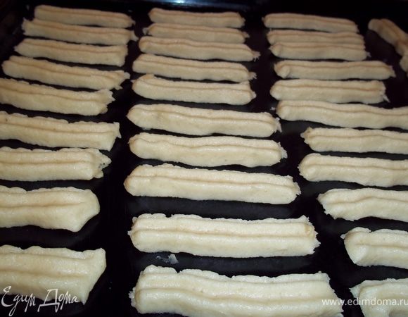формируем печенюшки. Можно расскатать тесто и нарезать квадратами, или при помоми фигурных выемок. Я же пропустила тесто через специальную насадку на мясорубке. Получились вот такие палочки.выкладывать на противень слегка смазанный маслом.