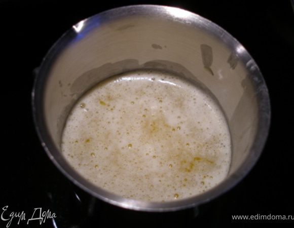 Добавить муку, разрыхлитель и лимонную цедру. Хорошо перемешать, добавить масло. 