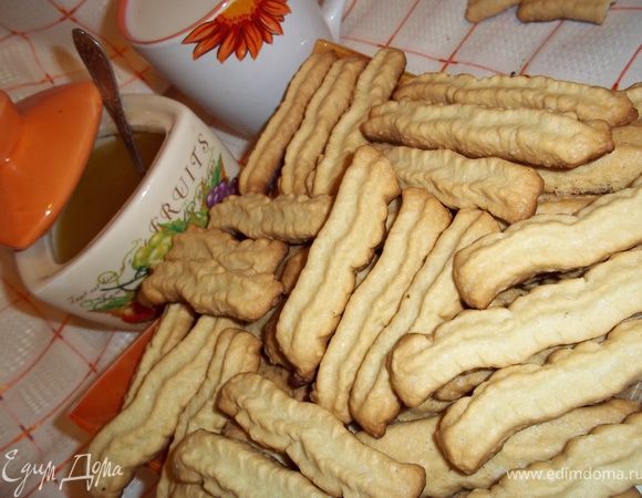 Готовое печенье выложить на блюдо. Подавать печенье с чаем или с молоком. Особенно вкусно с молоком. Приятного!