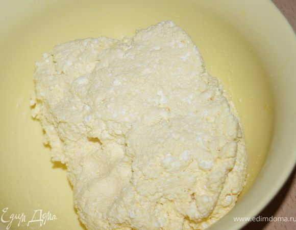 Творог, яйца, муку и соль перемешать ложкой. Замесить руками 1 минуту. Если творог сухой достаточно будет 80 гр муки, если влажный, то увеличить количество до 100-110гр.