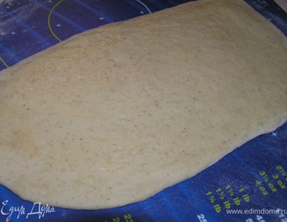 Отдохнувшее тесто раскатайте.