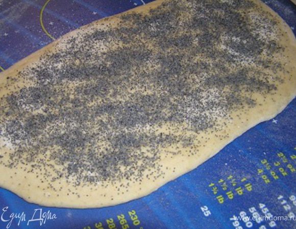 Смажьте растительным маслом, посыпьте сахаром и маком.