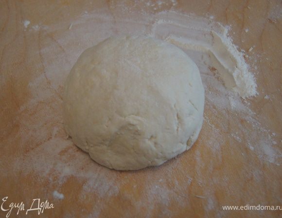 Маргарин хорошо охладите и нарежте кубиками. Муку смешайте с разрыхлителем и солью, затем порубите с маргарином до получения маслянистой крошки. Творог разотрите, перемешайте со сметаной, сахарным песком, затем смешайте с получившейся маслянистой крошкой и замесите из него очень крутое тесто. Сформируйте в шар, заверните в пищевую пленку и поставте в холодильник на 30 мин.