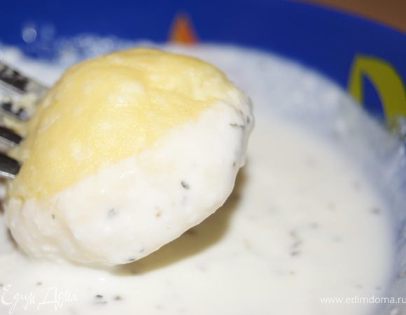 Убрать с пару, дать постоять готовым вареникам под крышкой пароварки 5 минут и выложить на тарелки.
Подать с кефирным соусом ((кефир+ соль+ французские травы) или другими травами или зеленью по вашему вкусу). Еще можно подавать со сметаной или сливочным маслом.
Приятного аппетита!)