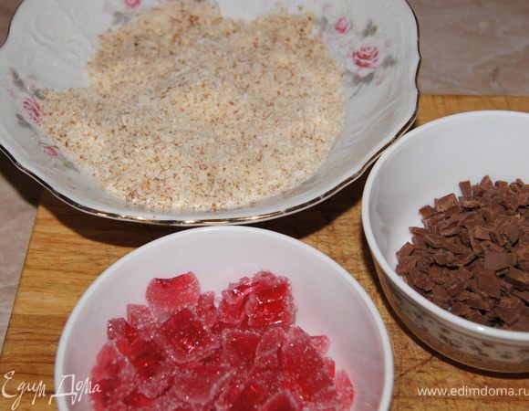 Для начинки мармелад и шоколад нарежьте кусочками.