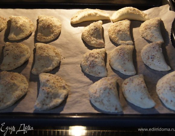 За щипните края и придайте форму полумесяца. Сверху посыпьте оставшимся миндалем, выложите на противень, выстланный бумагой для выпекания и поставьте в предварительно разогретую духовку до 180 г на 30 мин.