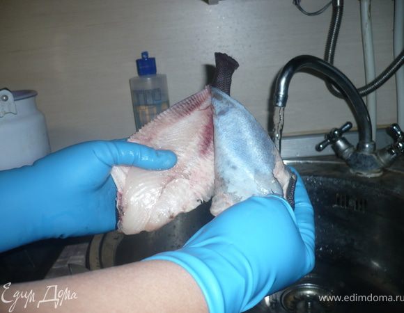 Сделать надрез вдоль хребта и чулком снять кожу с рыбы