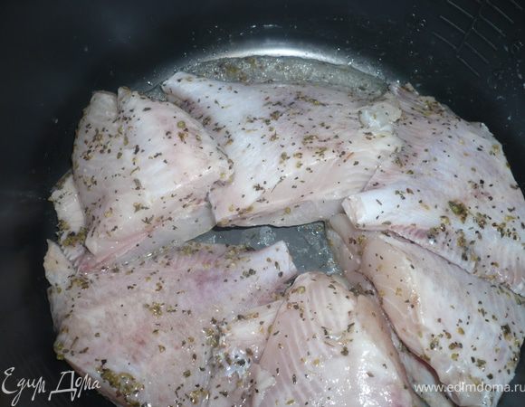 Смешать оливковое масло, сок лайма, соль, специи. Обмазать смесью рыбку, уложить в кастрюльку мультиварки и поставить на режим тушения на 1 час. Если рыбку тушить или запекать 20-30 мин. будет достаточно.