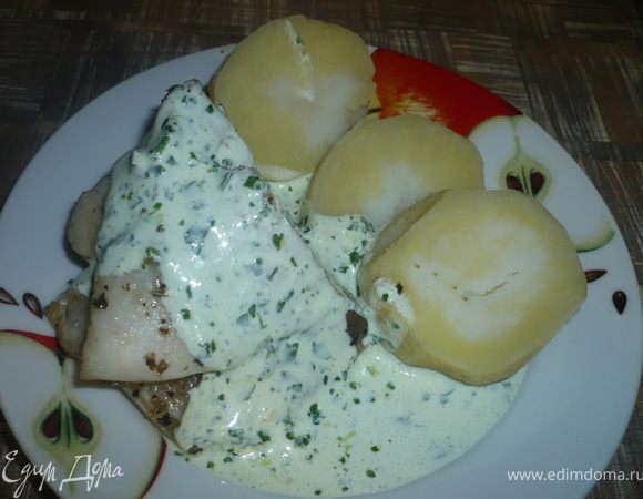 При подаче на стол рыбку полить соусом. Приятного аппетита!