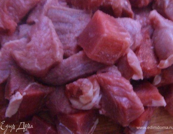 Нарезать мясо кубиками толщиной 3 см.