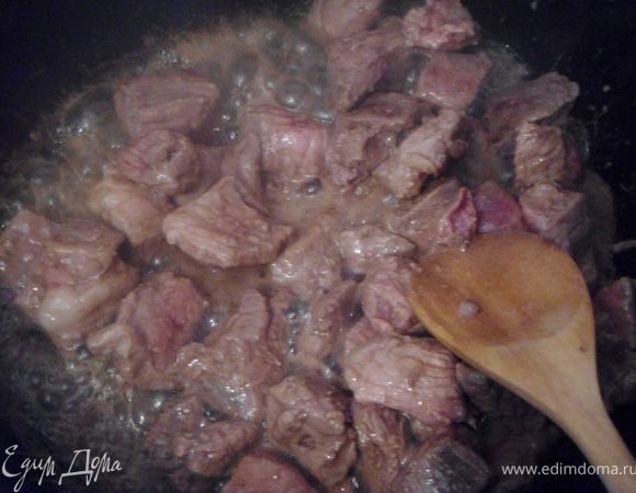 Нагреть немного масла на сковороде с толстым дном, выложить туда масло и слегка обжарить до розового оттенка.