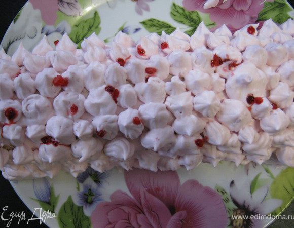 Берем бисквитный рулет, раскручиваем его аккуратно и мажем кремом. Ложем на тарелочку швом вниз. Сверху с помощью кондитерского шприца делаем небольшие горки или шипы. Можно украсить кусочками клубники. Убираем рулет в холодильник, чтоб он хорошенько пропитался. Приятного аппетита!!!!