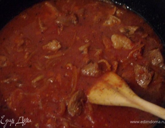 Добавить тимьян, черный перец, корицу. Помидоры очистить от кожицы, измельчить в блендере и залить ими мясо, добавить бульон. Тушить на слабом огне 1 час.