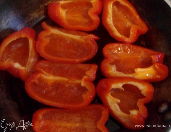 Перец разрезать на 4 части, почистить и выложить на сковороду с раскаленным маслом кожурой вниз. Оставить минут на 5 минут. За тем снизить огонь и оставить тушиться под крышкой до мягкости.