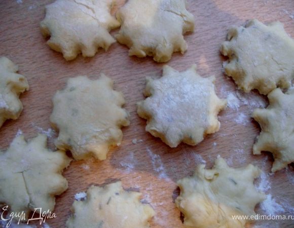 Подготовить тесто: все ингредиенты смешать (масло должно быть размягченное, молоко холодное). Замесить тесто. Раскатать толщиной 1 см и вырезать булочки.