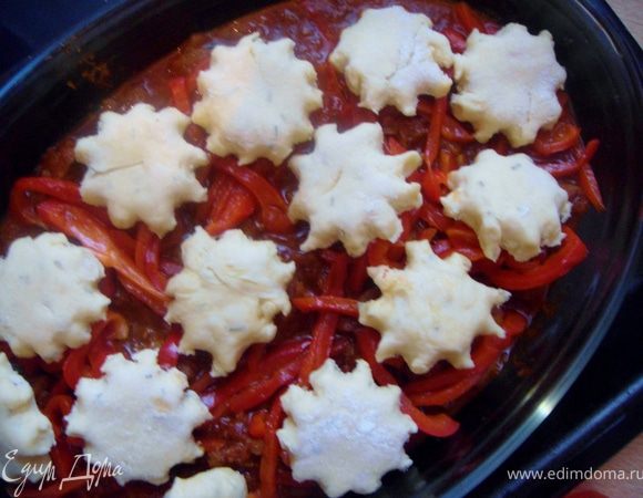 Булочки смазать молоком и выложить на мясо. Выпекать в разогретой до 180 гр духовке 20-25 минут, пока булочки не порозовеют и увеличатся в объеме. Приятного аппетита!