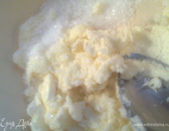 Растираем мягкое масло с сахаром.