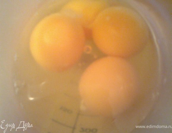 Взбиваем в шейкере яйца,...