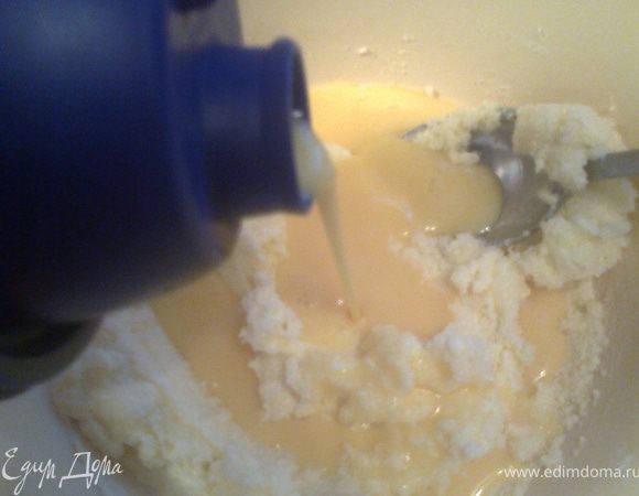 ...выливаем их в масло-сахар.