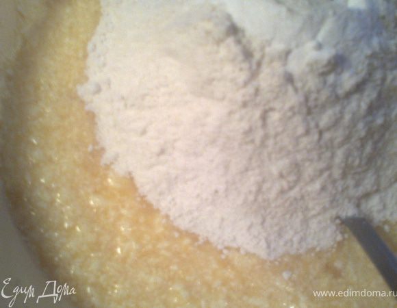 Добавляем муку с разрыхлителем(я ещё добавила ложку сухого молока)Замешиваем тягучее тесто.
