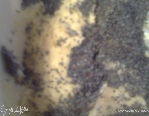 В одну мисочку насыпаем мак(я не очень внимательно прочитала рецепт(мелко написан)и взвесила 50гр,вместо 30!Но всё обошлось)