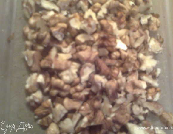 Рубим ножом орехи не"в пыль"(у меня грецкие,купила кг,теперь везде добавляю,вчера-в печенье овсяное от Елены)
