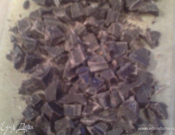 Рубим шоколад(тоже,чтоб кусочки чувствовались)