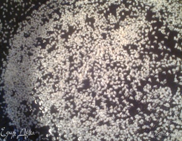 Смазываем форму маслом и обсыпаем сезамом(но не обязательно)