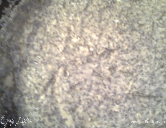 Выкладываем тесто с маком ровным слоем.