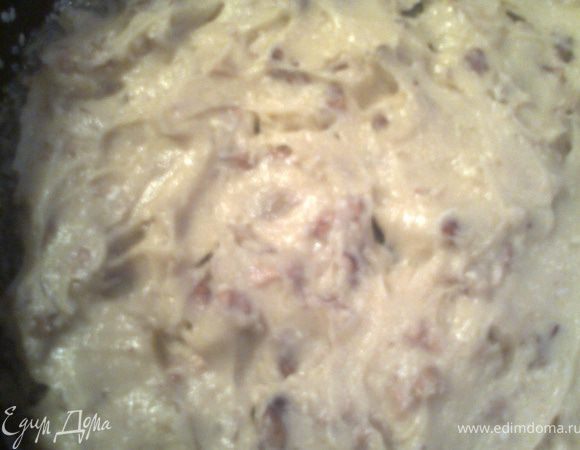 Сверху осторожно слой с орехами(маленькими порциями по всей поверхности,чтобы не слились слои)