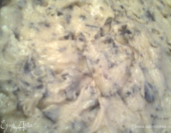 Верхний слой-шоколадный,тоже аккуратненько,не нажимая.