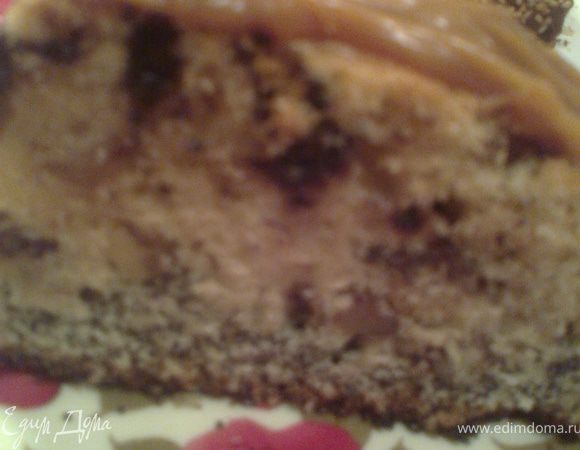 При желании можно украсить кекс варёной сгущёнкой.Она не будет лишней,т.к.тесто не очень сладкое,всё в меру.