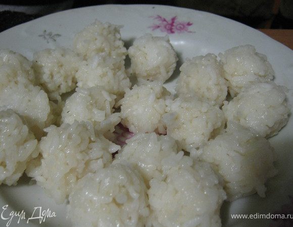 Отвариваем рис пропорциями 1 стакан риса и заливаем 2 стаканами воды. Затем в готовый рис добавляем рисовый уксус. 
Из риса формируем небольшие шарики
