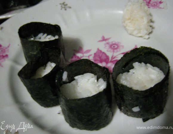 Итак берем шарик из риса оборачиваем его нори и закрепляем кончик с помощью водички. Немного поправляем рис, как бы утрамбовывая его в серединку а на верх ложем одну из наших начинок и посыпаем жареным кунжутом. 