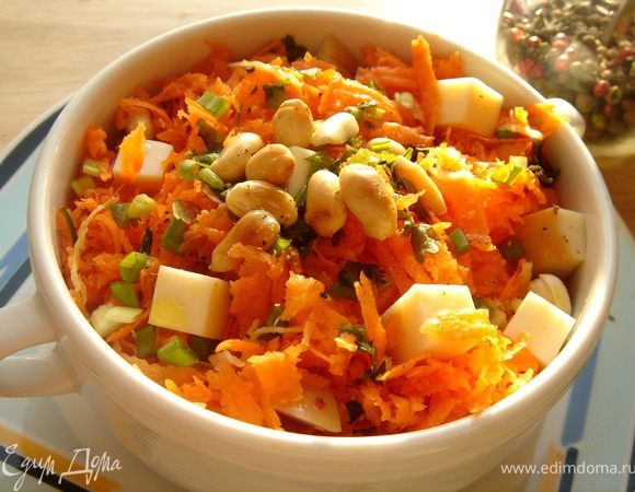 Автор этого салата с восточным акцентом-Марина Лябрюн(Савёр).Этот салат очень нравится мне!Приступим!Морковь натереть на средней тёрке и хорошо бы она дала сок.Имбирь натереть,зелень мелко нарезать.Орехи,при желании,крупно порубить.Из оливкового масла,лимонного сока,соли и перца приготовить заправку.Смешать все ингредиенты салата,полить заправкой и подавать к столу.Приятного аппетита!