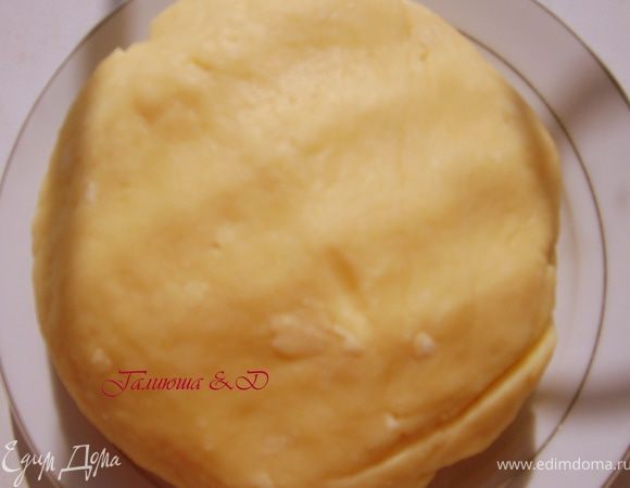 Из перечисленных ингредиентов замешиваем тесто и отправляем его в холодильник на 30 минут.