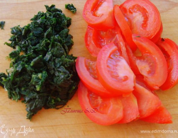 А если используете обычные помидоры, то их порезать на почти тоненькие дольки. Шпинат тоже измельчаем