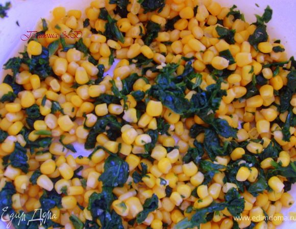 Кукурузу смешиваем со шпинатом