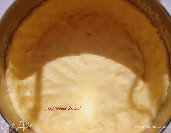 Теперь раскатываем наше тесто по форме, не забываем про бортики. Можно, конечно, предварительно немного запечь тесто. Если вдруг вы его раскатали толстым слоем, то, поверх теста, заготовленного и уложенного в форму, застелить пергамент, положить на пергамент груз (фасоль, горох), и отправить в духовку на 10 минут при 190 гр. А я же раскатала тесто тонким слоем, и дополнительного выпекания мне не понадобилось:))