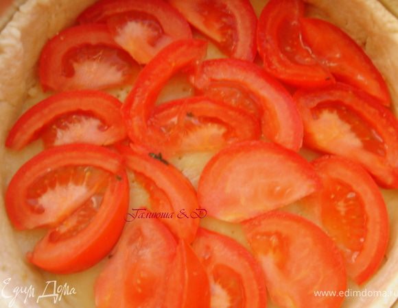 На дно первым слоем укладываем помидоры