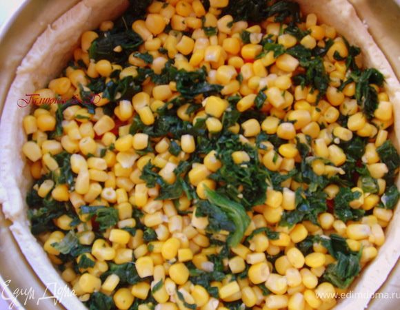 Поверх помидоров закладываем шпинат с кукурузой