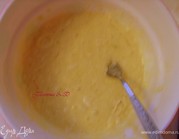 Готовим заливку: Муку  слегка взбить с яйцами