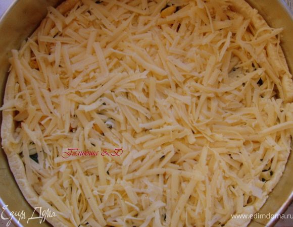 Трем на крупной терке сыр. И посыпаем поверх шпината с кукурузой