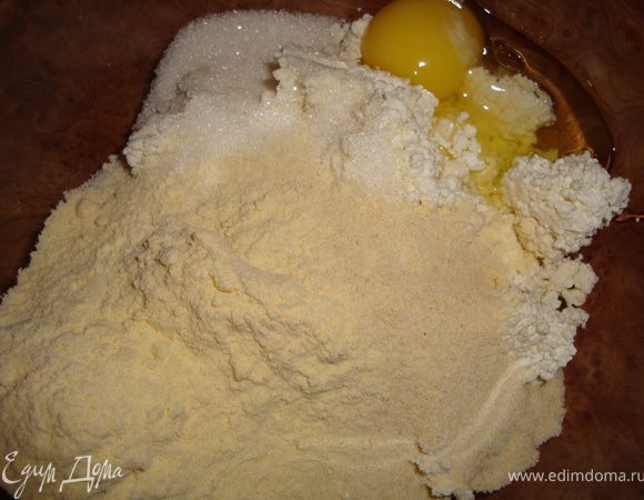 Включить духовку на 180 грдусов, пусть греется.
В миску положить творог, яйцо, соль, сахар, муку, манку и перемешать. Если хотите, чтобы текстура выпечки была более однородной - протрите творог через сито или разотрите блендером. Я же хотела, чтобы творог остался крупинками и ничего не стала с ним делать.