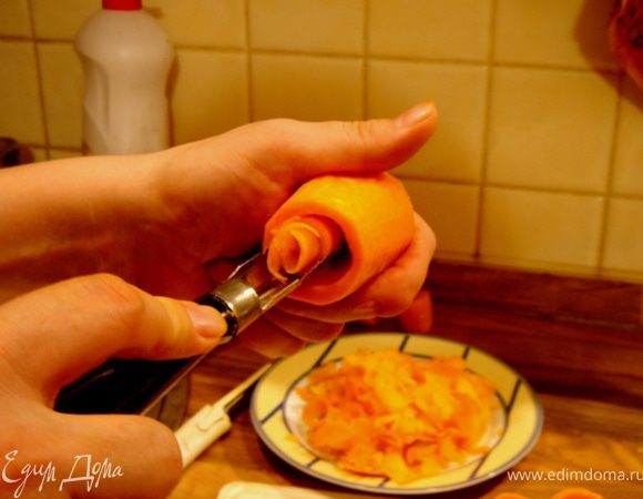 Морковь очистить и нарезать на цилинрики(ок.5 см). С помощью картофелечистки с зубчиками извлечь из моркови сердцевину.Толщина стенок должна составлять 3-5 мм.