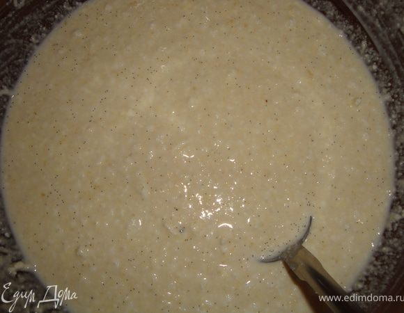 Добавить сливки (молоко), семена из половинки или 1/3 ванильного стручка (или корицу или...), добавки и перемешать. Тесто должно получиться как для оладий. Если густовато - добавить сливки (молоко), если жидковато - добавить муку или манку.