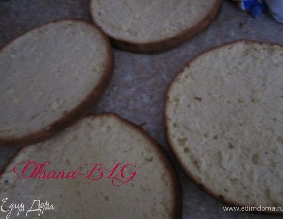 Приготовить бисквит по рецепту http://www.edimdoma.ru/recipes/20733 в двух формах (д. 24 см). Бисквит охладить, каждый разрезать на два коржа.