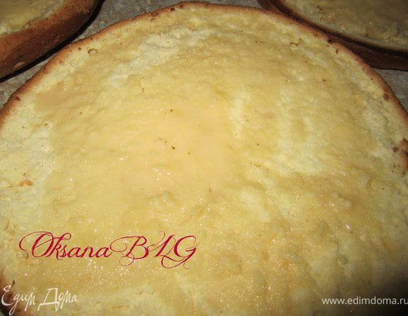 Приготовить пропитку, молоко и сахар джовести до кипения, варить до состояния жидкой сгущенки. Пропитать каждый корж.